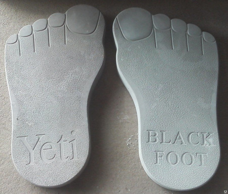 Плитка Стопы великаны серая